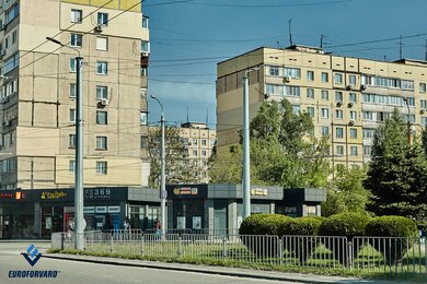 Опори контактної мережі металеві біля міської дороги