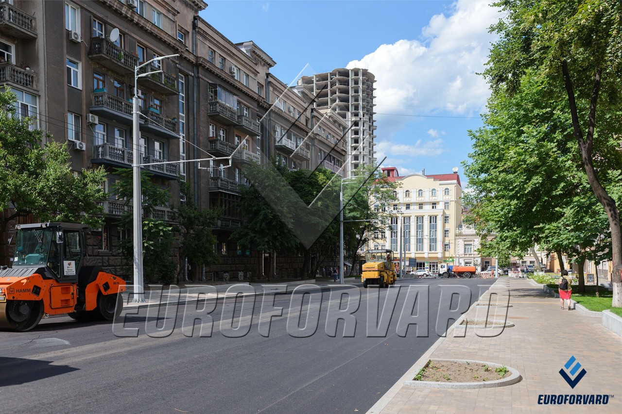 Опори контактної мережі на тротуарі біля дороги