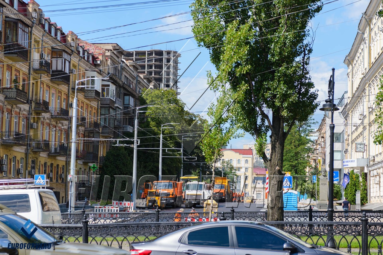 Опори контактної мережі на тротуарі вздовж дороги в місті