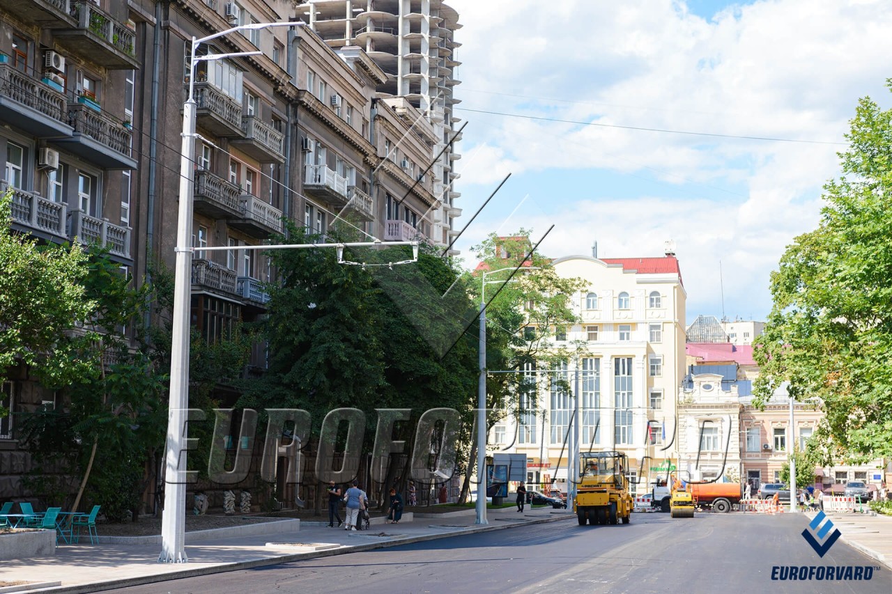 Опори контактної мережі на тротуарі біля міської дороги