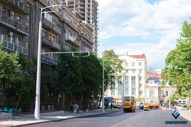 Опори контактної мережі на тротуарі біля міської дороги