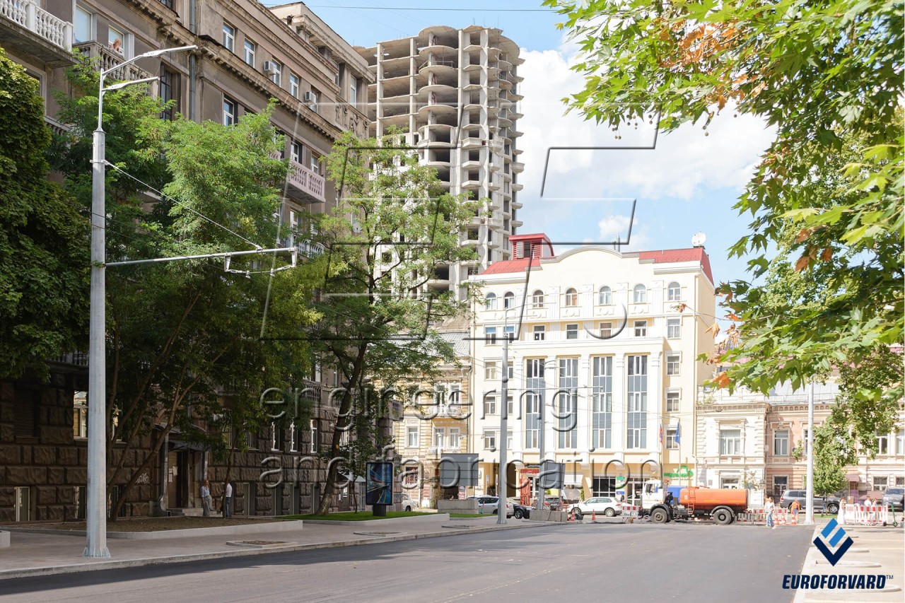 Опори контактної мережі на тротуарі біля проїжджої частини