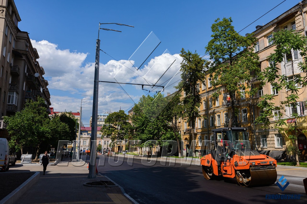 Опори контактної мережі на тротуарі біля дороги в місті