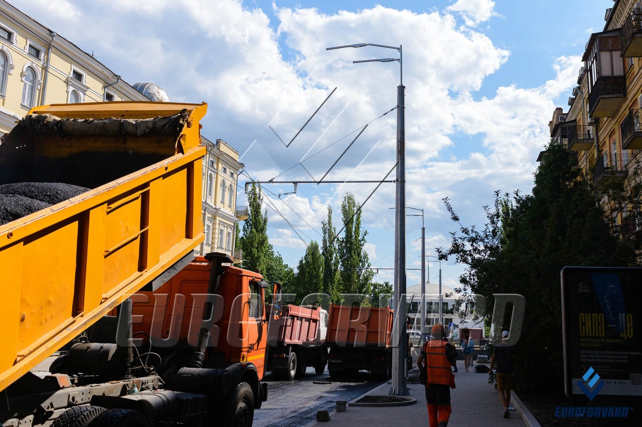 Опори контактної мережі на тротуарі вздовж міської дороги