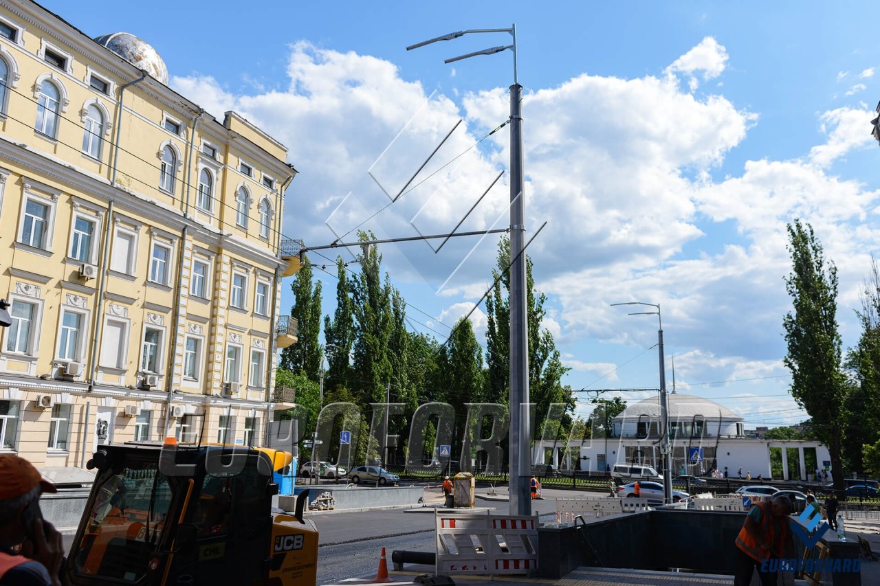 Опори контактної мережі на тротуарі вздовж проїжджої частини