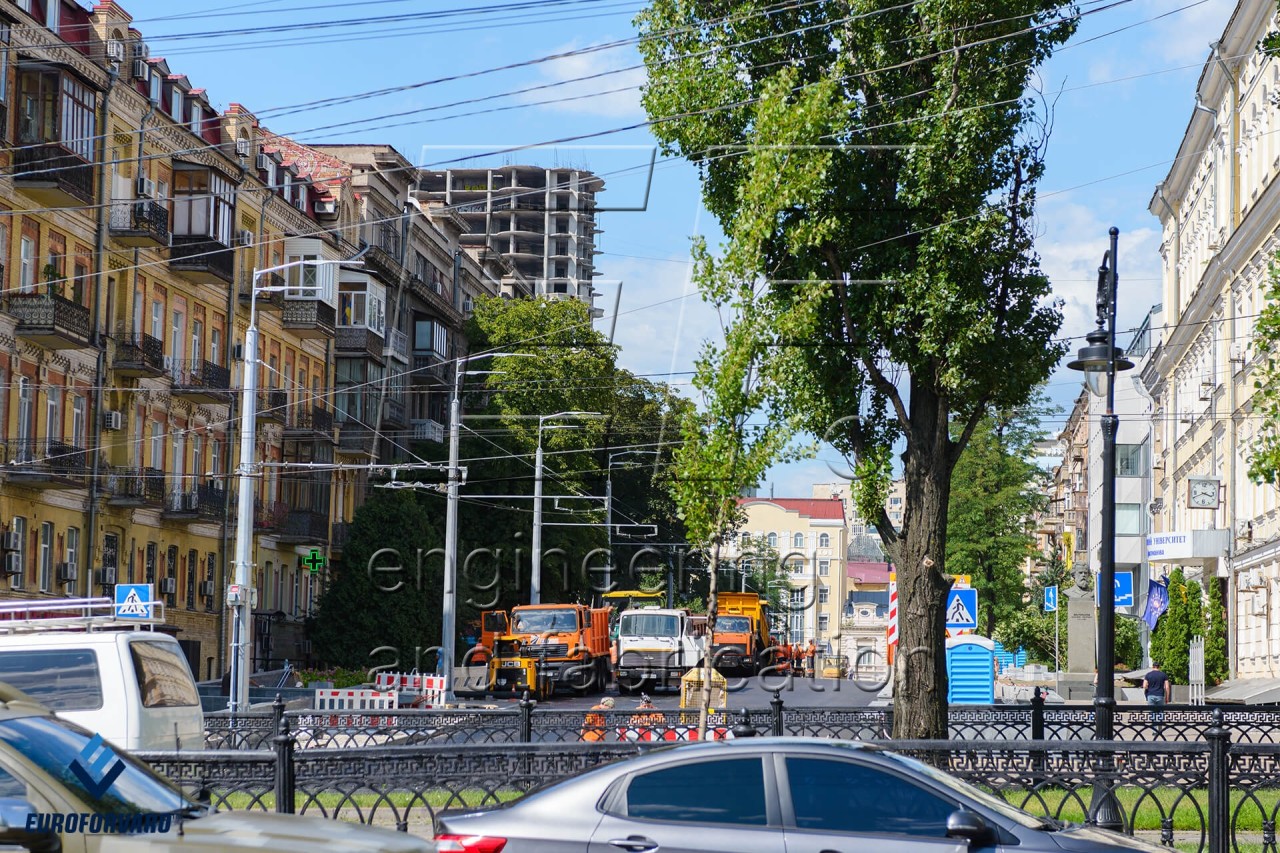 Опоры контактной сети на тротуаре вдоль дороги в городе