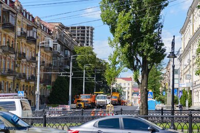 Опоры контактной сети на тротуаре вдоль дороги в городе