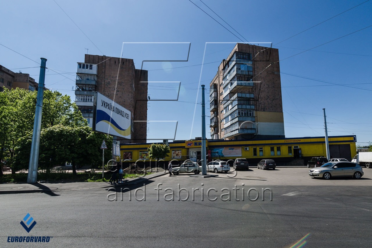 Опори контактної мережі в міських умовах біля дороги