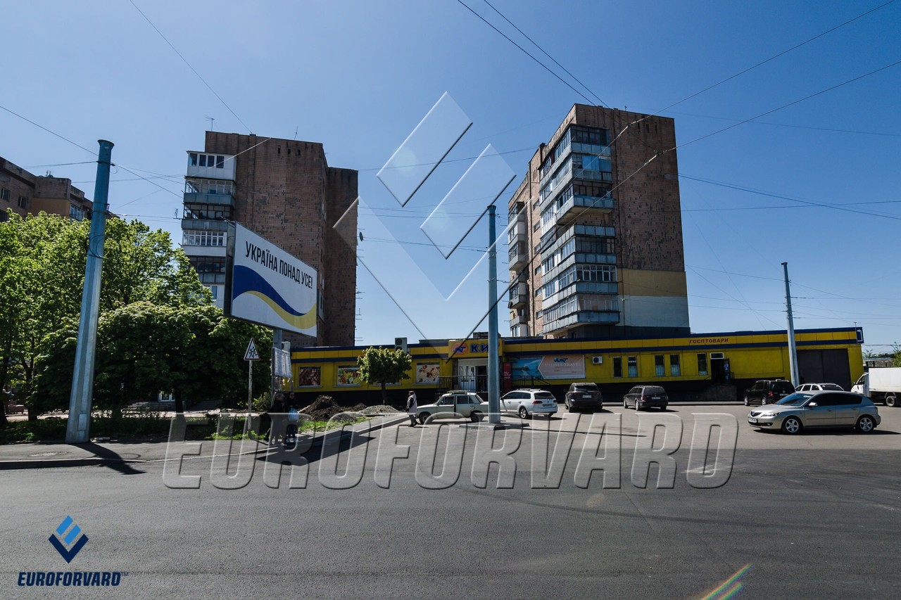 Опоры контактной сети в городских условиях возле дороги
