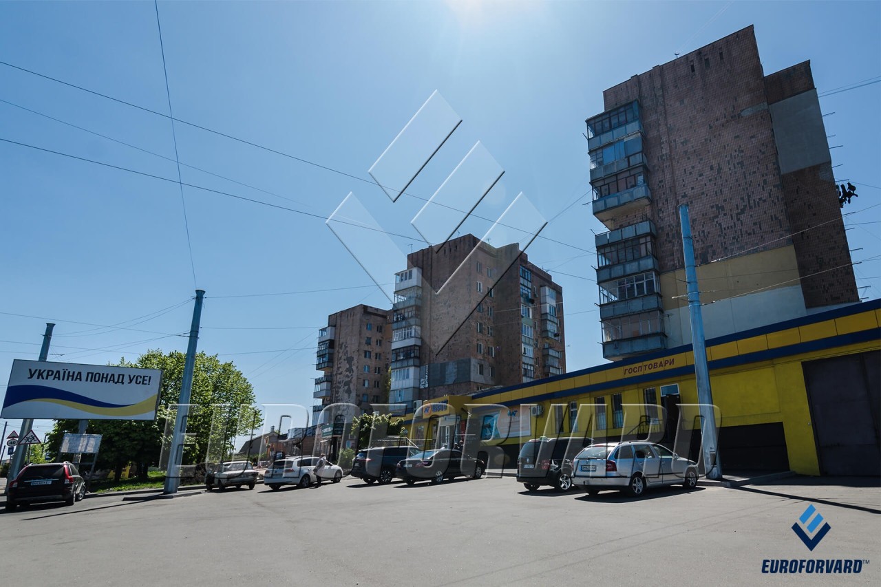 Опоры контактной сети на улицах города возле дороги