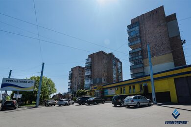 Опоры контактной сети на улицах города возле дороги