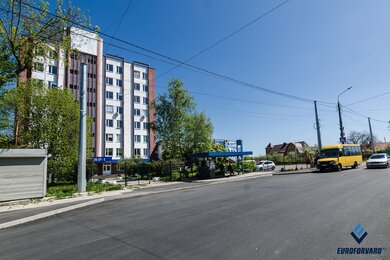 Опоры контактной сети на улицах города возле проезжей части