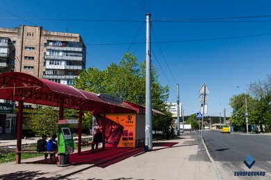 Опоры контактной сети возле остановки транспорта