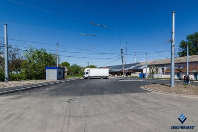 Опоры контактной сети в городских условиях днём