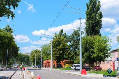 Опори контактної мережі уздовж вулиці міста з трамвайними коліями