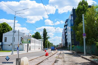 Опори контактної мережі на вулиці міста з коліями трамвая