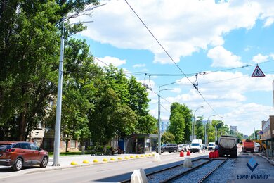 Опори контактної мережі на міській вулиці з коліями трамвая