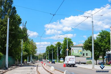 Опори контактної мережі вздовж міської вулиці з коліями трамвая