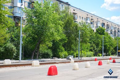 Опори контактної мережі на вулиці вздовж трамвайних колій