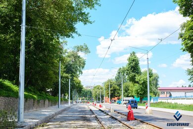 Опори контактної мережі на вулиці з коліями трамвая