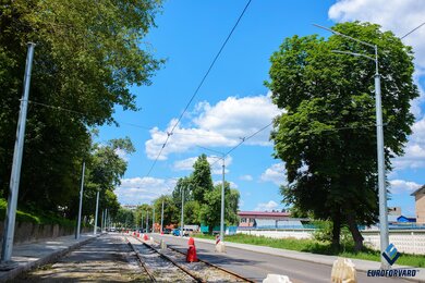 Опори контактної мережі вздовж вулиці з коліями трамвая