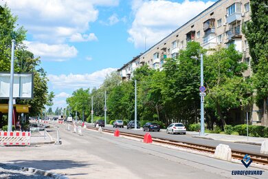 Опори контактної мережі на міській вулиці уздовж трамвайних колій