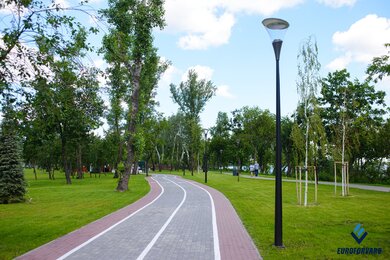 Опори паркового освітлення доріжок в парку