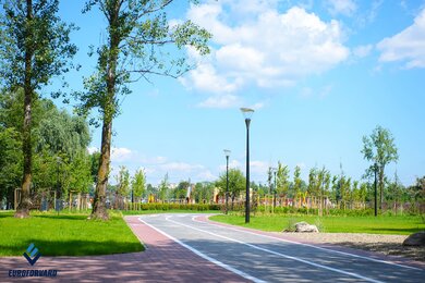 Опори паркового освітлення алеї в парку