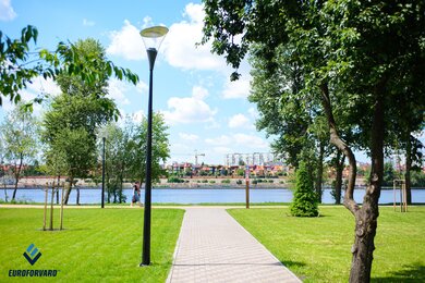 Опори паркового освітлення біля набережної