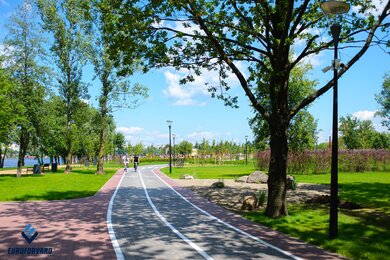Опори паркового освітлення вздовж паркових доріжок
