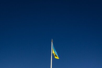 Флагшток з прапором вдень