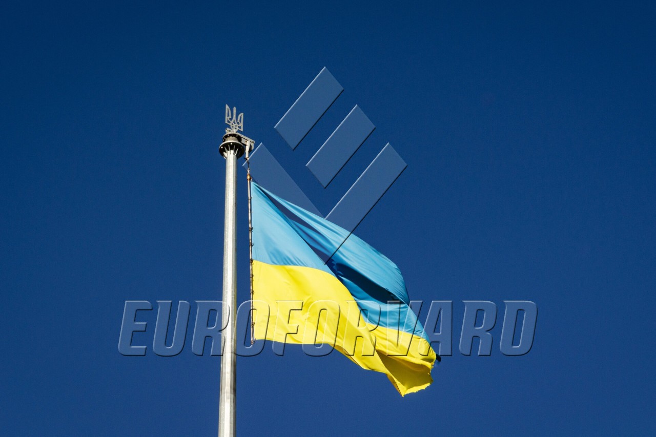 Флагшток, верхівка з гербом і прапором