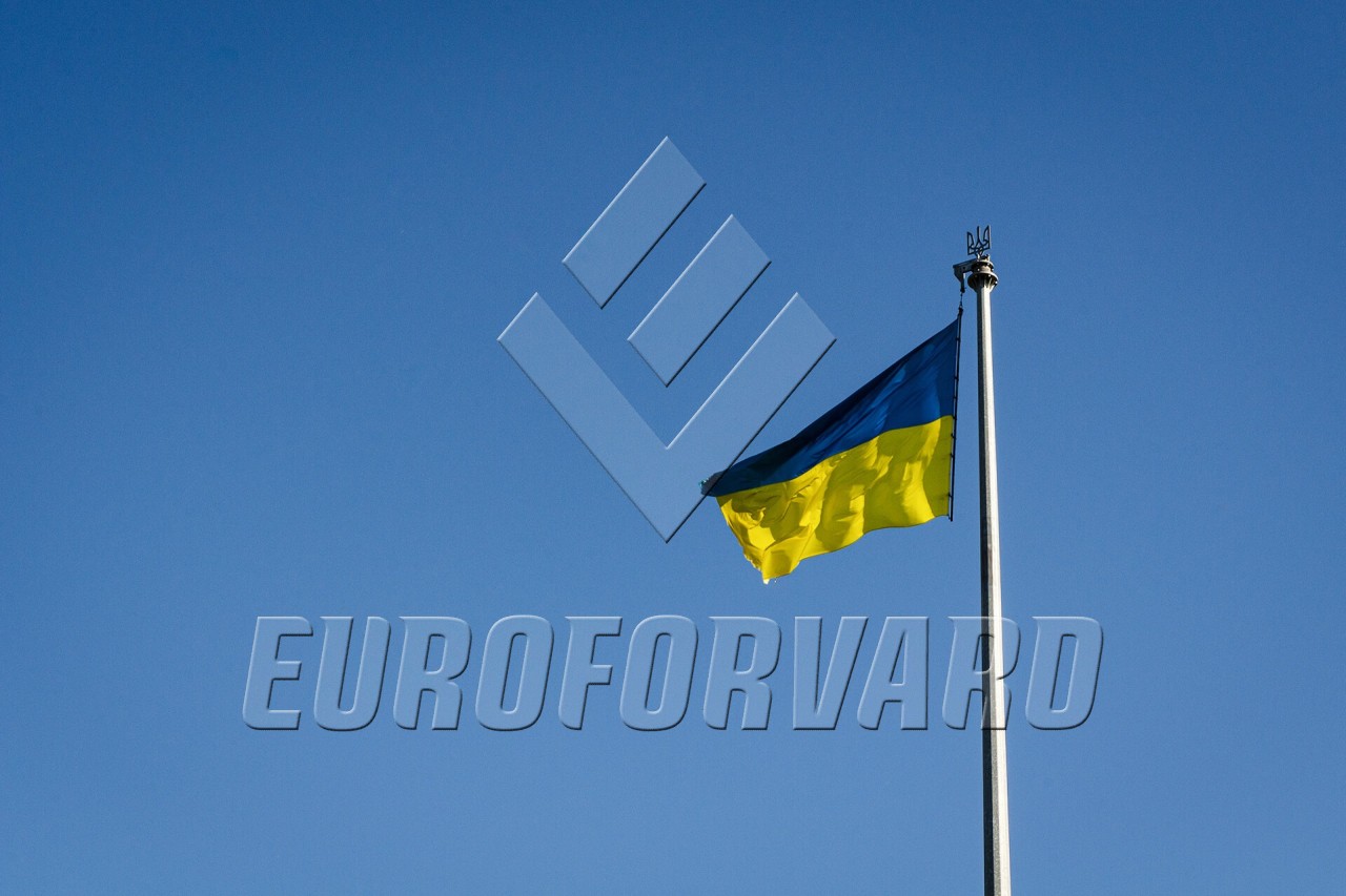 Флагшток з прапором на тлі неба