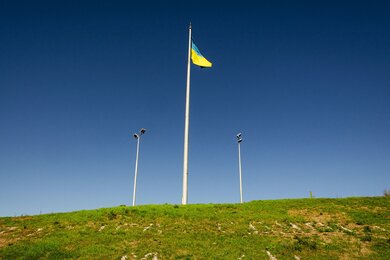 Флагшток з прапором