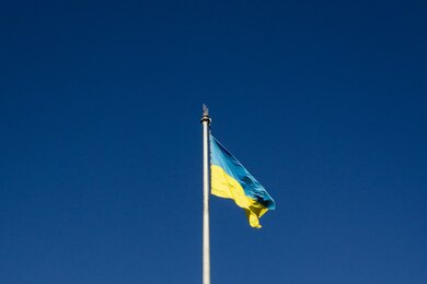 Флагшток с механическим подъемным механизмом