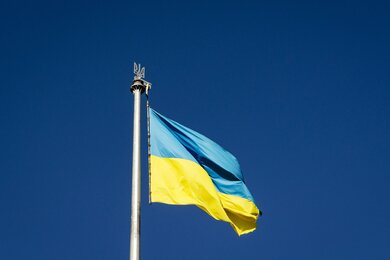 Флагшток, верхушка с гербом и флагом