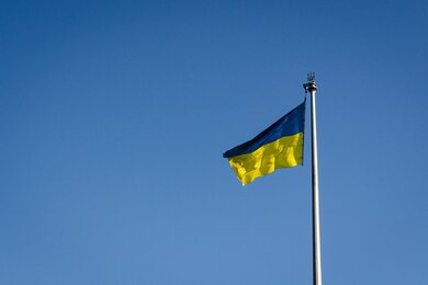 Флагшток с флагом на фоне неба