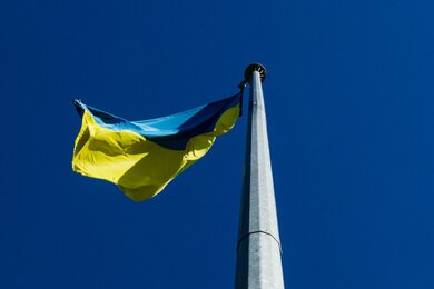 Флагшток металлический, вид на конструкцию снизу