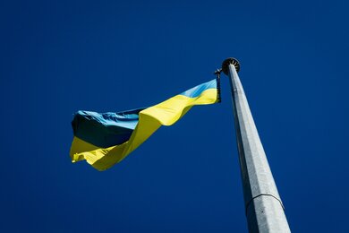 Флагшток, вид верхушки с флагом