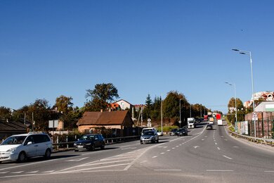 Опори вуличного освітлення біля автомобільної магістралі
