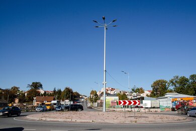Опори вуличного освітлення на автомобільному колі 