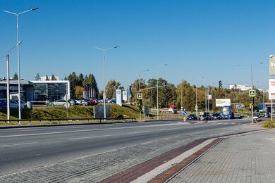 Опори вуличного освітлення біля магістралі вдень