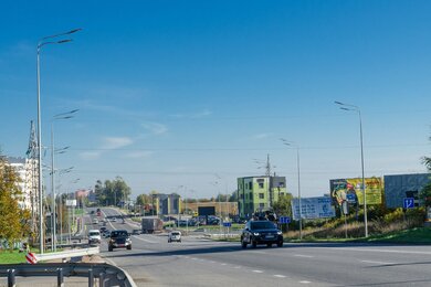 Опоры уличного освещения вдоль магистрали