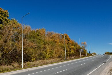 Опоры уличного освещения магистрали, вид слева