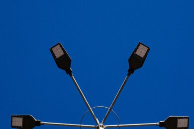 Опоры уличного освещения, опора вблизи