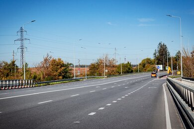 Опоры уличного освещения у автомагистрали