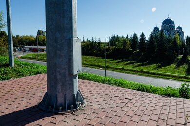 Опоры уличного освещения, крепление вблизи