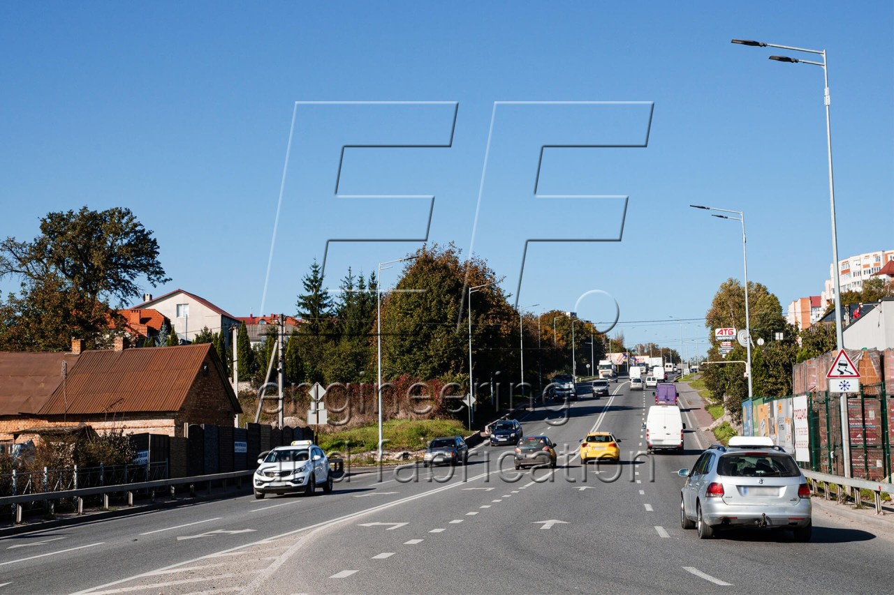 Опоры уличного освещения вдоль автомагистрали днём