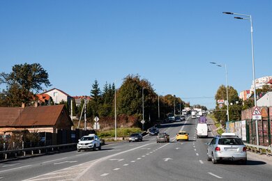 Опоры уличного освещения вдоль автомагистрали днём