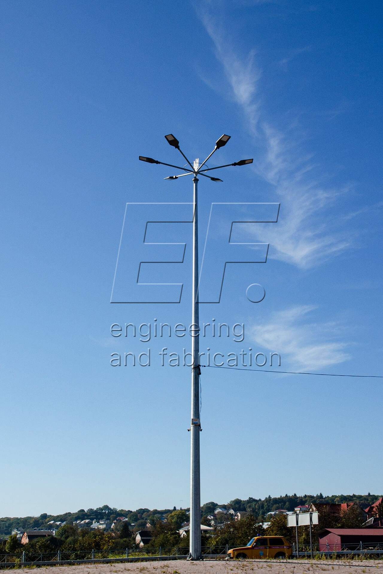 Опоры уличного освещения в центре транспортного кольца
